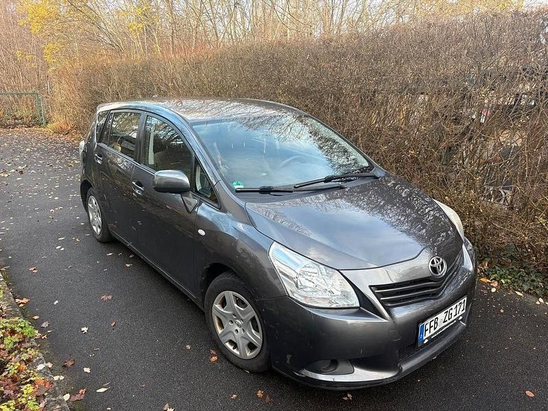 Grau Gebraucht 2011 Toyota Verso Van / Kleinbus | 4.190 € (Fairer Preis) - Bild 1/4
