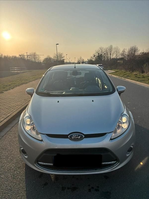 Gebraucht Ford Fiesta 82 PS (60 kW) 2010 Silber Kleinwagen