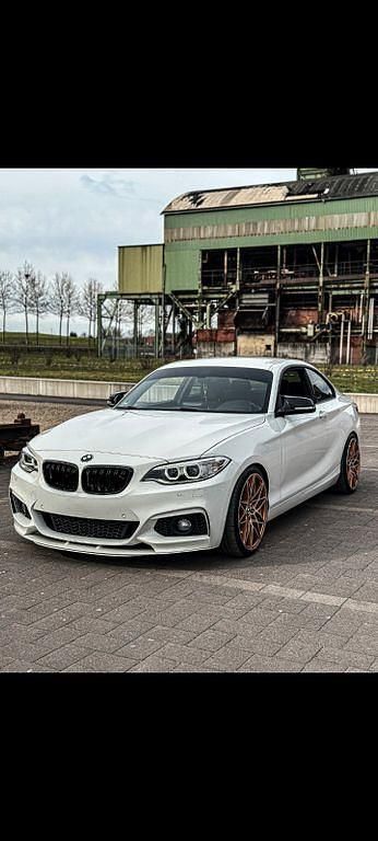 Weiß Gebraucht 2016 BMW 220 Sport Line Coupé | 19.400 € (Fairer Preis) - Bild 1/4