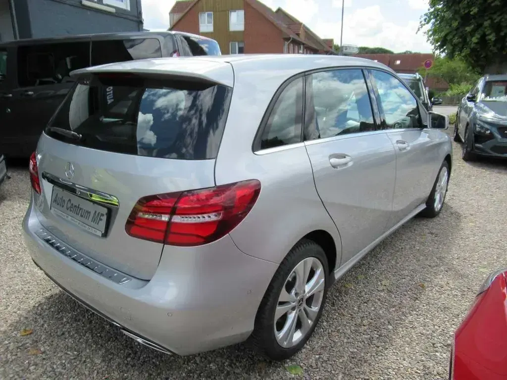 Gebraucht Mercedes B180 Edition 109 PS (80 kW) 2017 Silber Kleinwagen