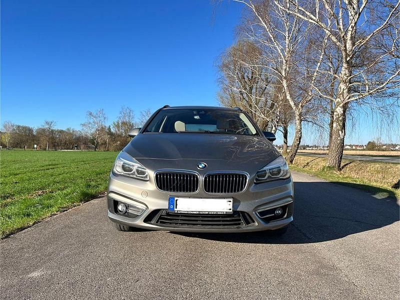 Silber Gebraucht 2017 BMW 225 Active Tourer iPerformance Van / Kleinbus | 13.000 € (Guter Preis) - Bild 1/4