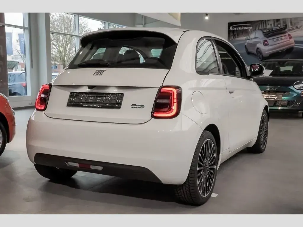 Gebraucht Fiat 500e Icon 86 kW (118 PS) 2023 Arktis weiß) (weiss Kleinwagen