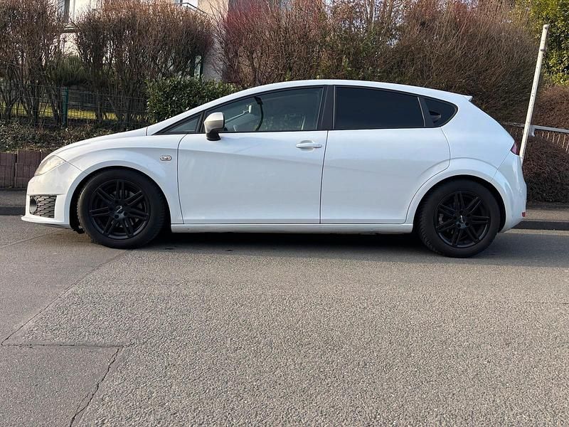 Używany Seat Leon FR 211 KM (155 kW) 2011 Biały Hatchback