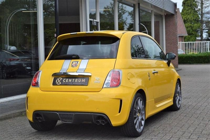 Usado Abarth 695 181 HP (133 kW) 2011 Amarelo Citadino