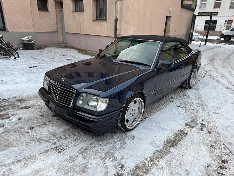 Gebraucht Mercedes E220 AMG 150 PS (110 kW) 1997 Blau Cabrio