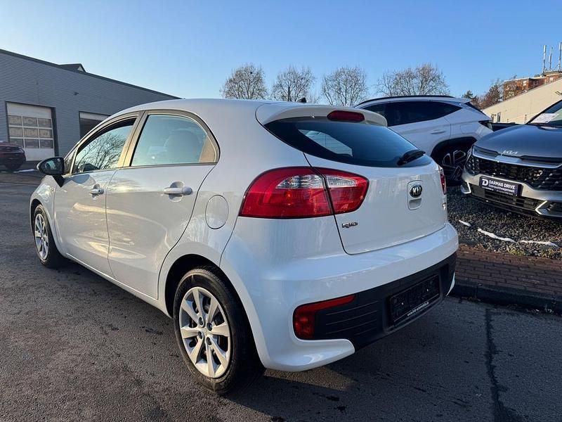Usata Kia Rio 84 CV (61 kW) 2017 Bianco Berlina