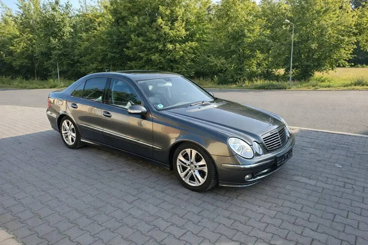 Gebraucht Mercedes E500 Avantgarde 306 PS (225 kW) 2005 Grau Limousine