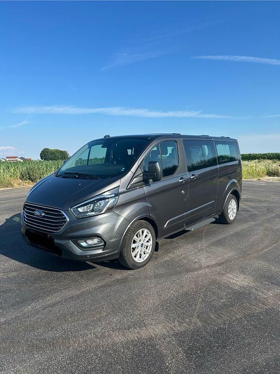 Grau Gebraucht 2021 Ford Tourneo Custom Titanium Van / Kleinbus | 36.750 € (Superpreis) - Bild 1/4