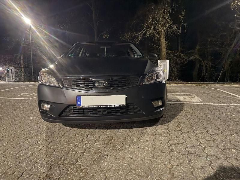 Gebraucht Kia Ceed Spirit 125 PS (91 kW) 2010 Schwarz Kleinwagen