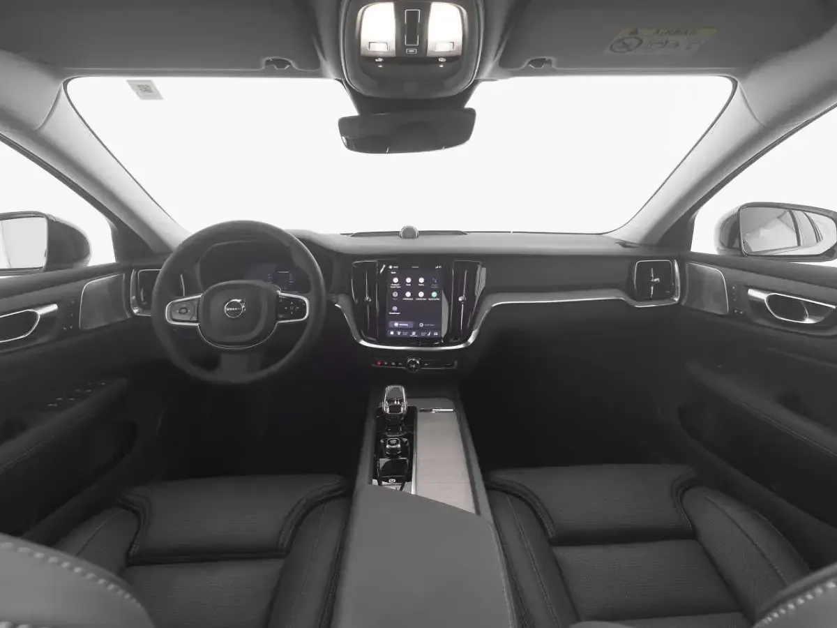 Gebraucht Volvo V60 Ultra 197 PS (144 kW) 2025 Crystal white pearl / metallic Kombi