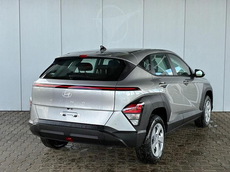 Neu Hyundai Kona Comfort 101 PS (74 kW) 2025 Shimmering silver SUV