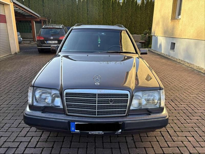 Second-hand Mercedes E250 113 CP (83 kW) 1995 Mov Break