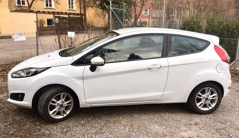 Weiß Gebraucht 2015 Ford Fiesta SYNC Edition Kleinwagen | 3.950 € (Fairer Preis) - Bild 1/4