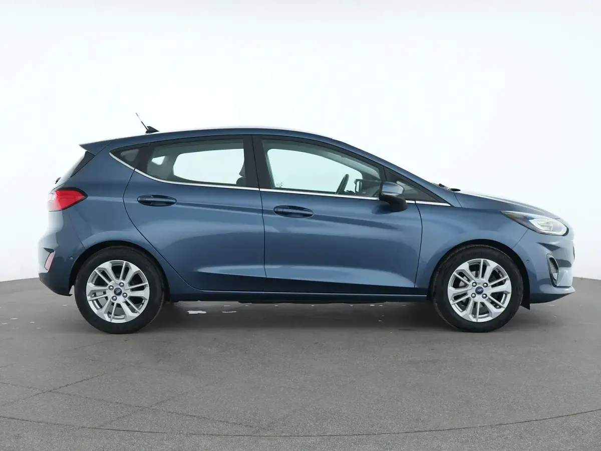 Gebraucht Ford Fiesta Titanium 125 PS (91 kW) 2022 Chroma blau Kleinwagen
