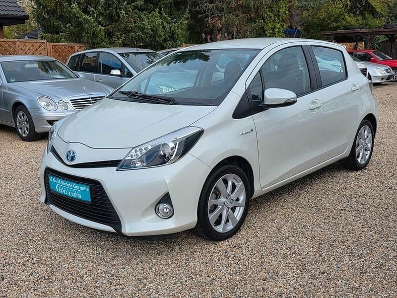 Weiß Gebraucht 2012 Toyota Yaris Hybrid Limousine | 10.999 € (Fairer Preis) - Bild 1/4