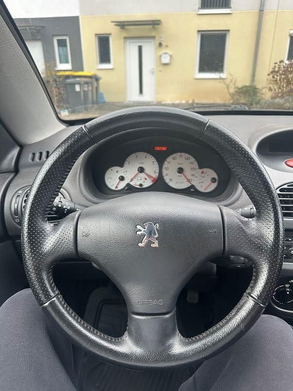 Gebraucht Peugeot 206 CC 109 PS (80 kW) 2004 Schwarz Cabrio
