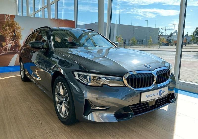 Grau Gebraucht 2022 BMW 330e Sport Line Limousine | 35.700 € (Fairer Preis) - Bild 1/4