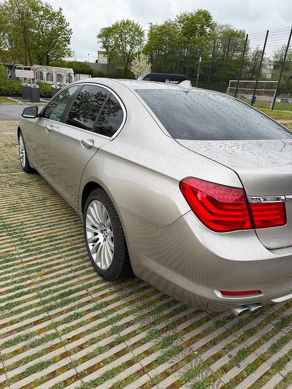 Gebraucht BMW 730 245 PS (180 kW) 2010 Silber Limousine