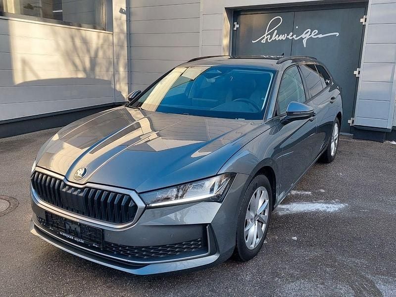 Grau Gebraucht 2025 Skoda Superb Selection Kombi | 33.990 € (Superpreis) - Bild 1/4