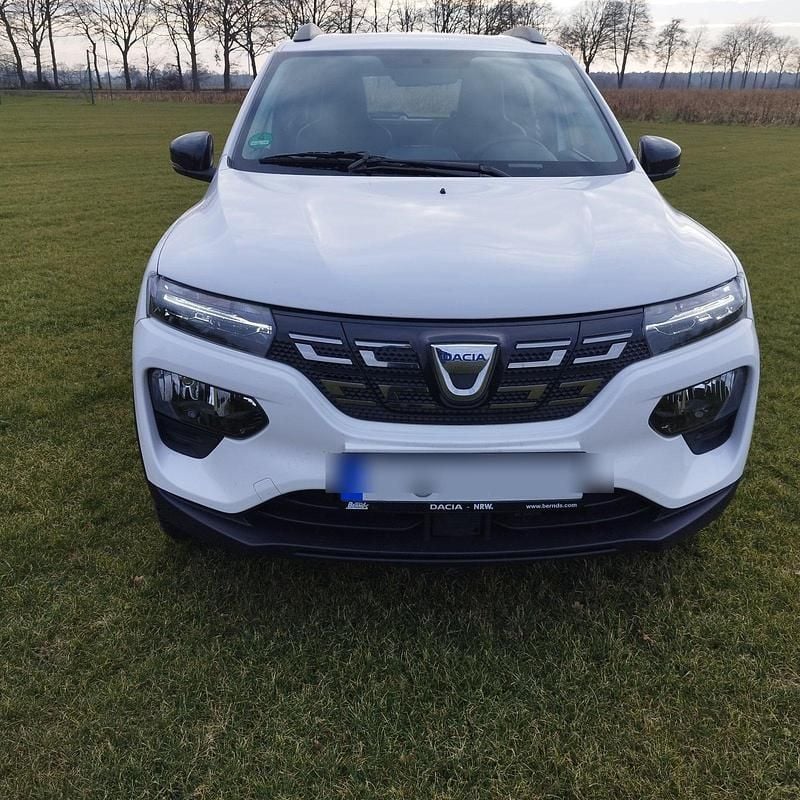 Weiß Gebraucht 2022 Dacia Spring Comfort Plus Kleinwagen | 7.899 € (Superpreis) - Bild 1/4