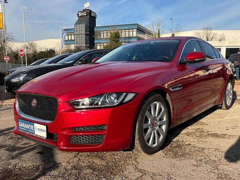 Gebraucht Jaguar XE Prestige 179 PS (131 kW) 2017 Rot Limousine