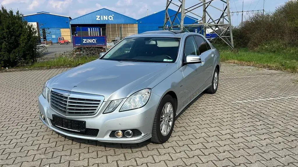 Usado Mercedes E220 Elegance 170 CV (125 kW) 2011 Plateado Berlina