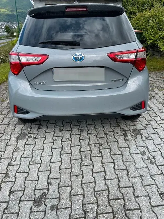 Gebraucht Toyota Yaris Style 101 PS (74 kW) 2018 Grau Limousine