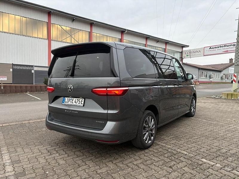 Gebraucht VW Multivan Life 218 PS (160 kW) 2023 Grau Van