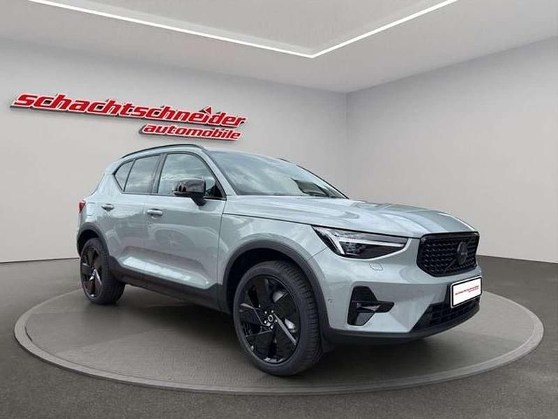 Neu Volvo XC40 Plus 163 PS (119 kW) 2026 Grau SUV