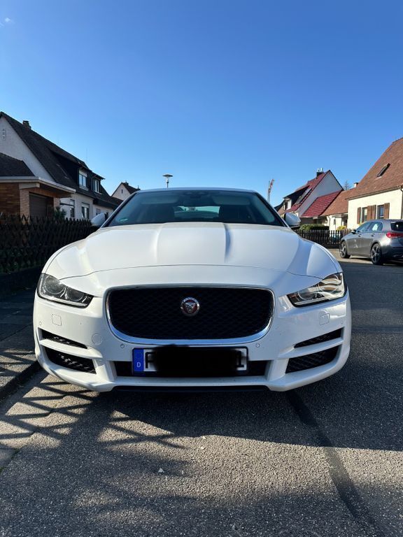 Weiß Gebraucht 2015 Jaguar XE Pure Limousine | 14.900 € (Fairer Preis) - Bild 1/4
