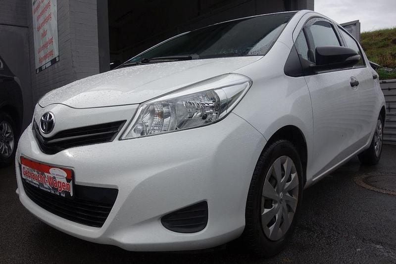 Weiß Gebraucht 2014 Toyota Yaris Cool Limousine | 4.990 € (Superpreis) - Bild 1/4