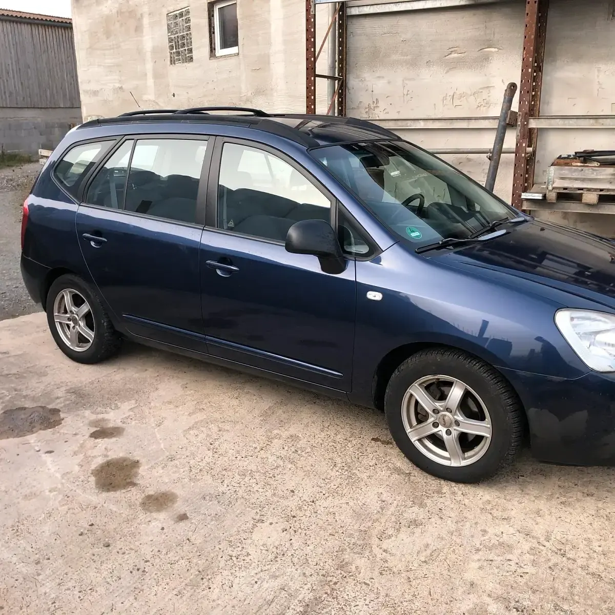 Gebraucht Kia Carens 140 PS (102 kW) 2009 Blau Van / Kleinbus