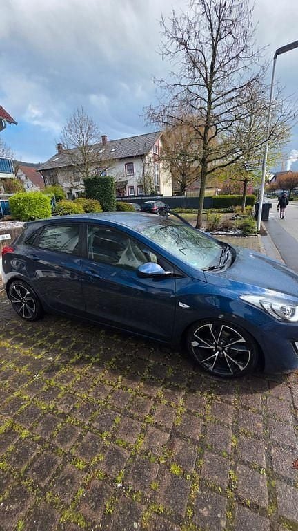Gebraucht Hyundai i30 Select 101 PS (74 kW) 2017 Blau Limousine