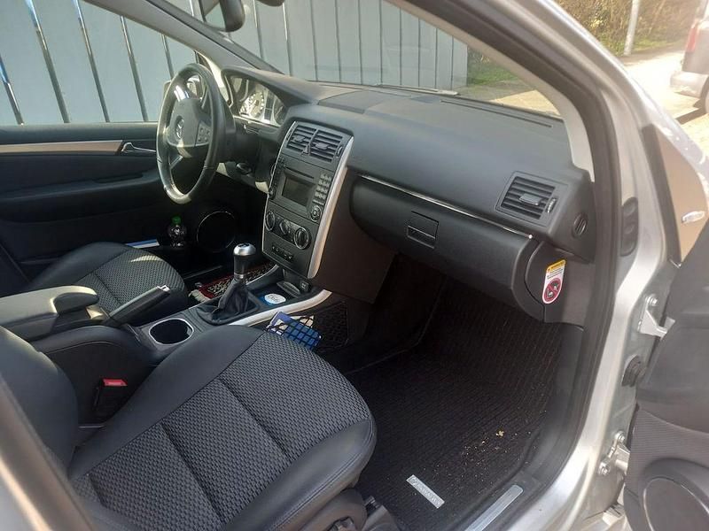 Gebraucht Mercedes B160 95 PS (69 kW) 2010 Silber Van / Kleinbus