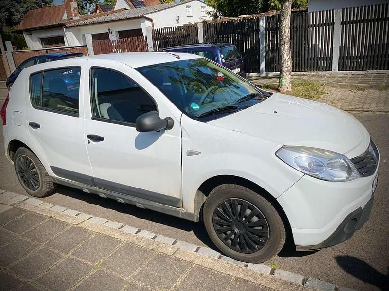 Weiß Gebraucht 2009 Dacia Sandero Lauréate Kleinwagen | 1.900 € (Guter Preis) - Bild 1/4