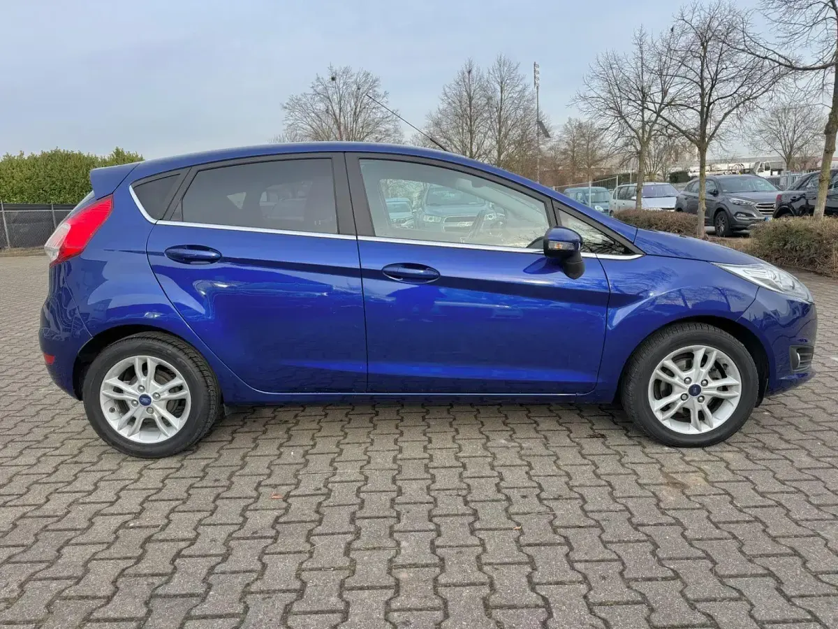 Gebraucht Ford Fiesta Titanium 101 PS (74 kW) 2015 Blau Kleinwagen