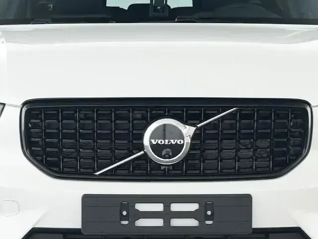 Gebraucht Volvo XC40 Plus 197 PS (144 kW) 2025 Weiß SUV