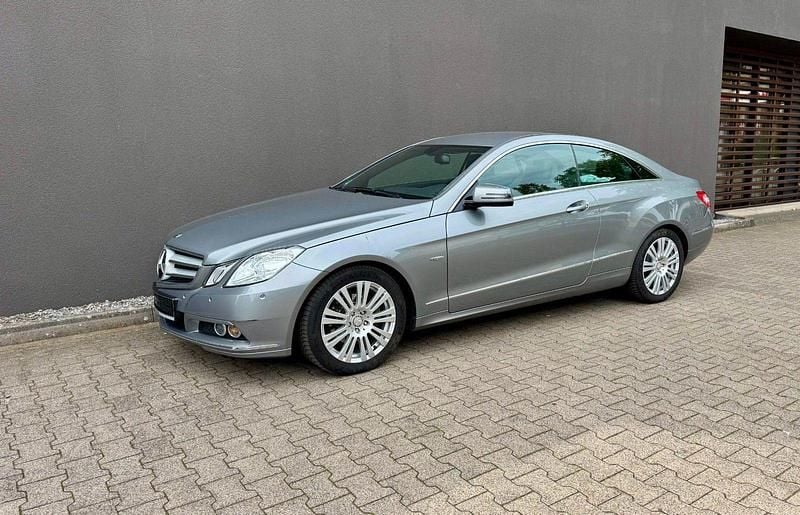Silber Gebraucht 2010 Mercedes E250 Coupé | 13.900 € (Fairer Preis) - Bild 1/4