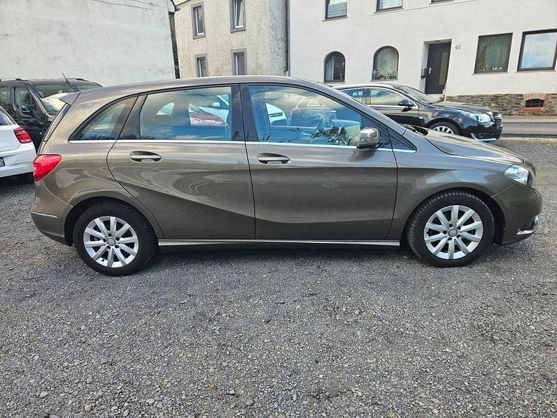 Gebraucht Mercedes B200 156 PS (114 kW) 2013 Gold Van / Kleinbus