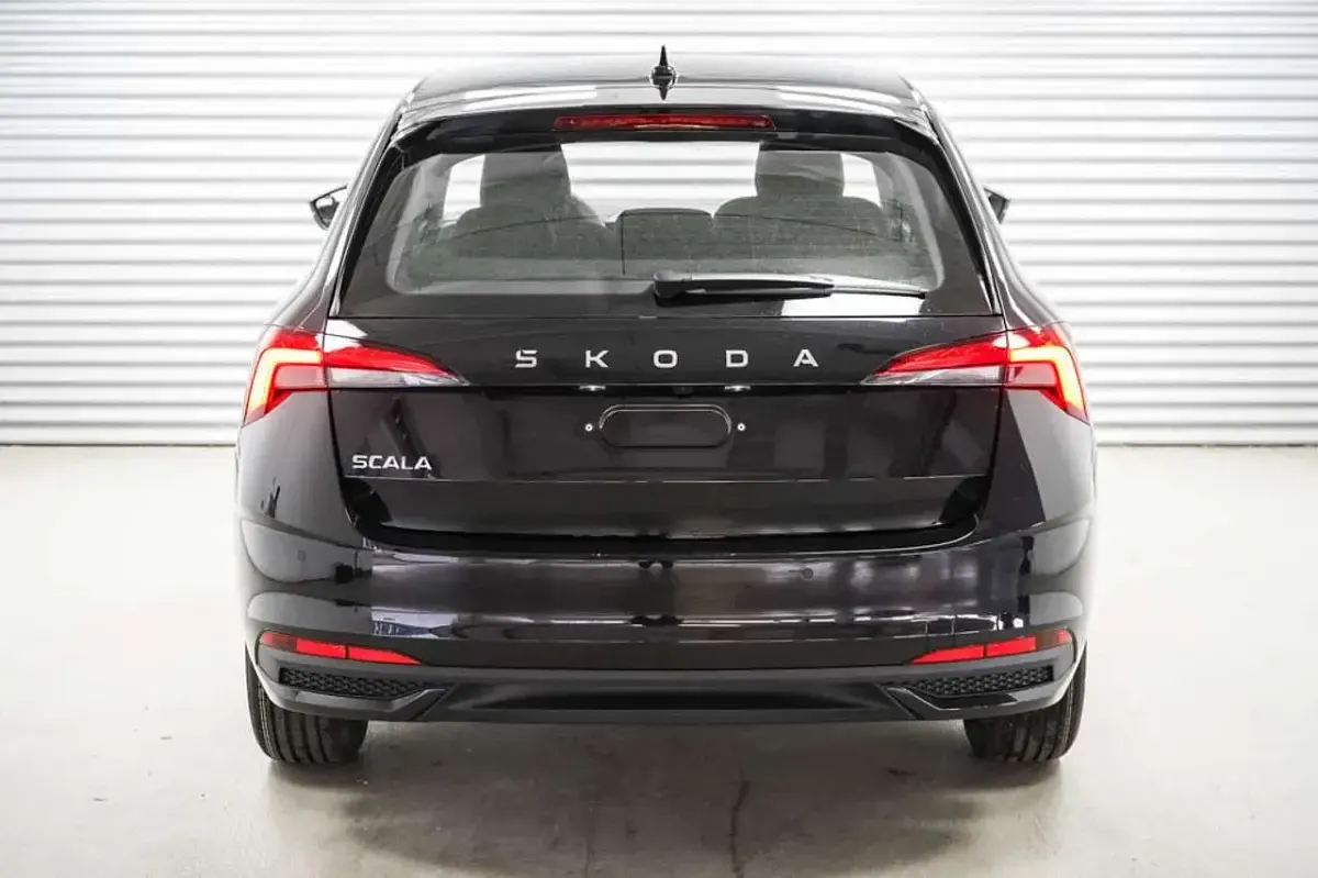 Neu Skoda Scala Selection 116 PS (85 kW) 2025 Schwarz Kleinwagen