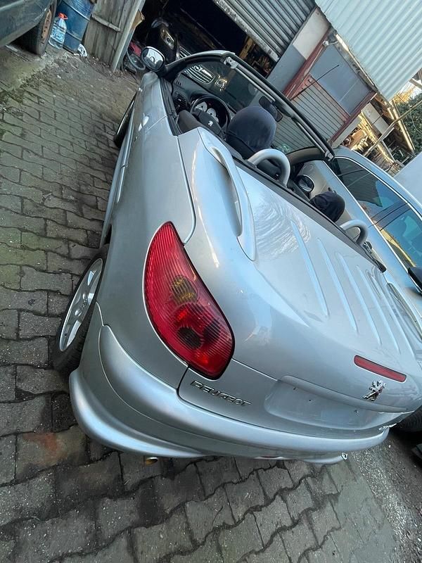 Gebraucht Peugeot 206 CC 106 PS (77 kW) 2004 Silber Cabrio