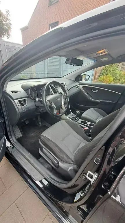 Gebraucht Hyundai i30 Classic 99 PS (72 kW) 2015 Schwarz Limousine
