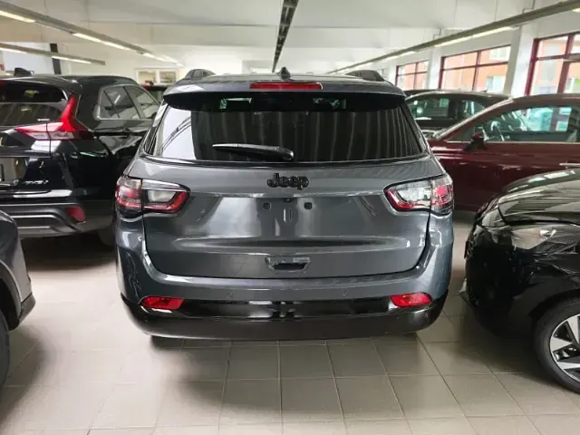 Neu Jeep Compass Summit 131 PS (96 kW) 2025 Graphite grey metallic) (grau SUV