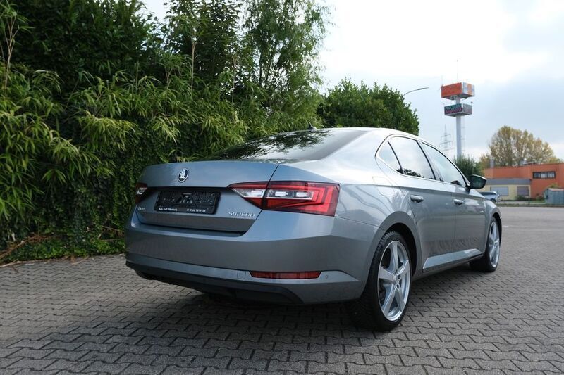 Gebraucht Skoda Superb Style 150 PS (110 kW) 2016 Grau Limousine