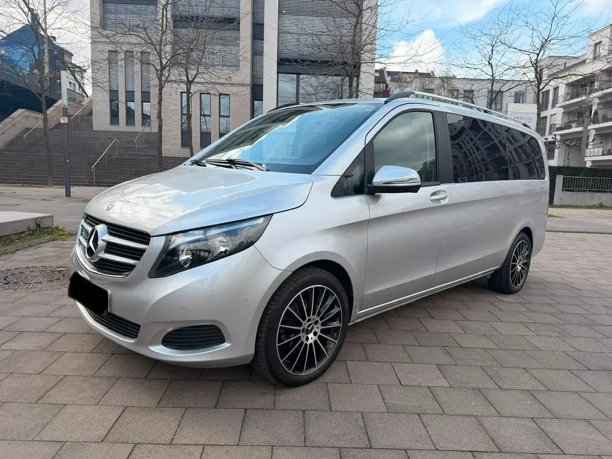 Gebraucht Mercedes V220 163 PS (119 kW) 2017 Silber Van / Kleinbus