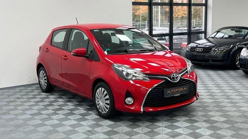 Rot Gebraucht 2015 Toyota Yaris Comfort Limousine | 7.499 € (Fairer Preis) - Bild 1/4