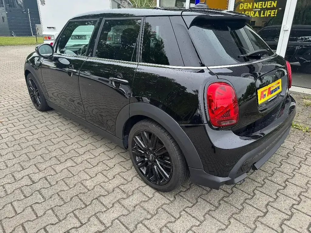 Używany Mini Cooper Classic 136 KM (100 kW) 2021 Czarny Hatchback