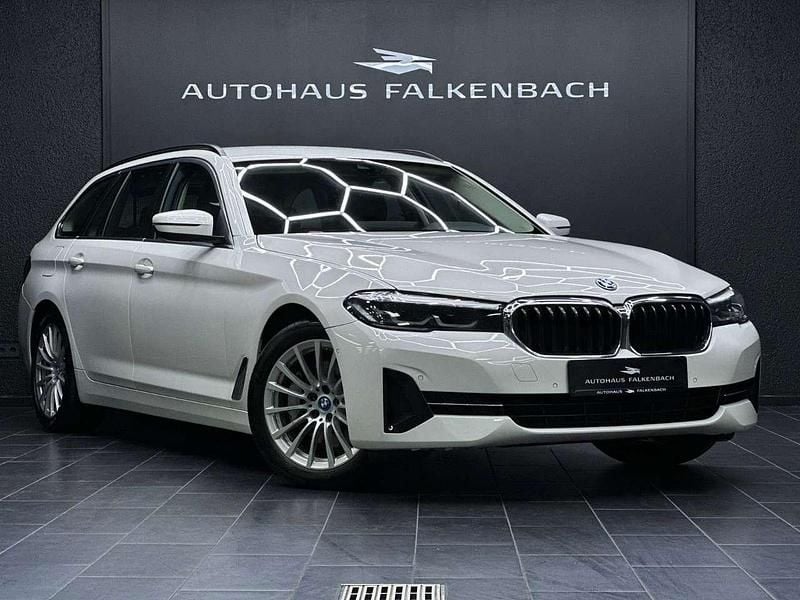 Weiß Gebraucht 2022 BMW 530e Sport Line Kombi | 26.399 € (Superpreis) - Bild 1/4