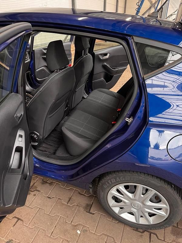 Gebraucht Ford Fiesta Trend 85 PS (62 kW) 2018 Blau Limousine