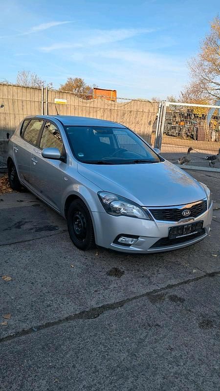 Silber Gebraucht 2010 Kia Ceed Kleinwagen | 6.000 € (Fairer Preis) - Bild 1/4